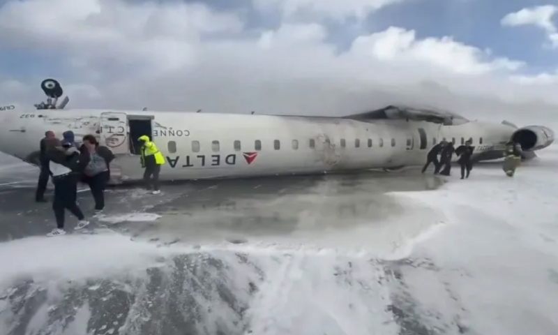 Avião capota em aeroporto no Canadá e deixa 18 pessoas feridas