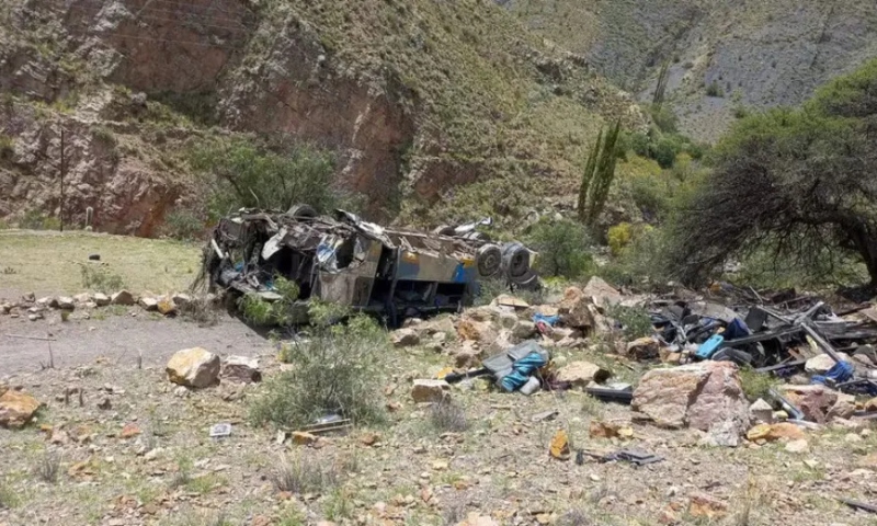 Ônibus cai em abismo na Bolívia e deixa 30 mortos e 15 feridos