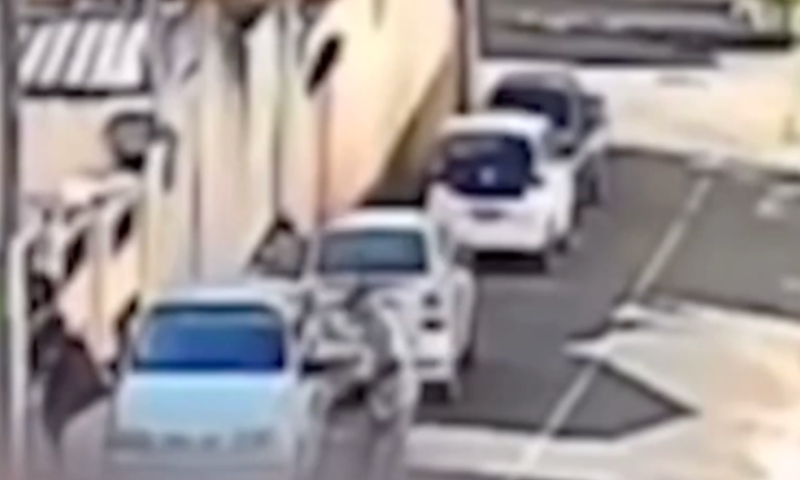 Homem surta durante ‘DR’ e atropela a própria namorada; veja vídeo