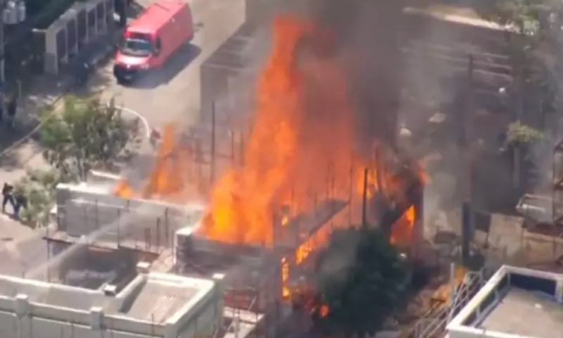Incêndio atinge cidade cenográfica da Globo no Rio de Janeiro; veja vídeo
