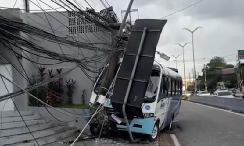 Micro-ônibus derruba poste e deixa bairro sem energia em Manaus