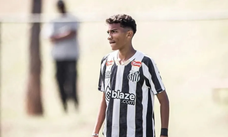 Filho de Robinho é relacionado pela 1ª vez e pode estrear no Santos