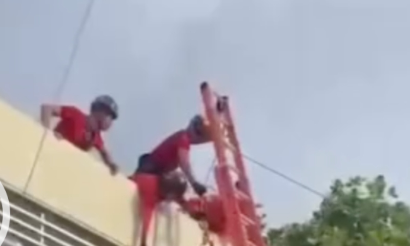 Bombeiros derrubam corpo de idoso do segundo andar durante resgate em Manaus; veja vídeo
