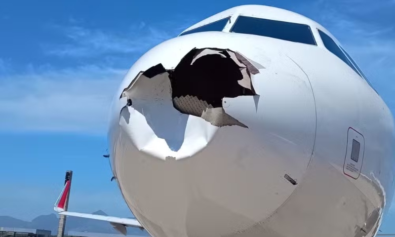 Avião da Latam bate em pássaro e voo é cancelado no Rio de Janeiro; bico da aeronave ficou destruído