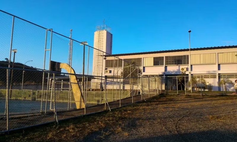 Professor é agredido por alunos após impedir uso de celular em sala de aula