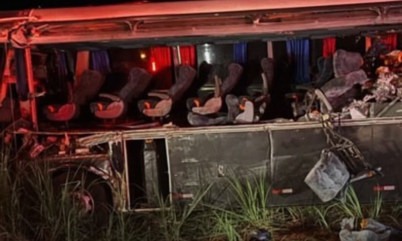Tragédia: acidente com ônibus e caminhão deixa 12 mortos e 19 feridos no interior de São Paulo