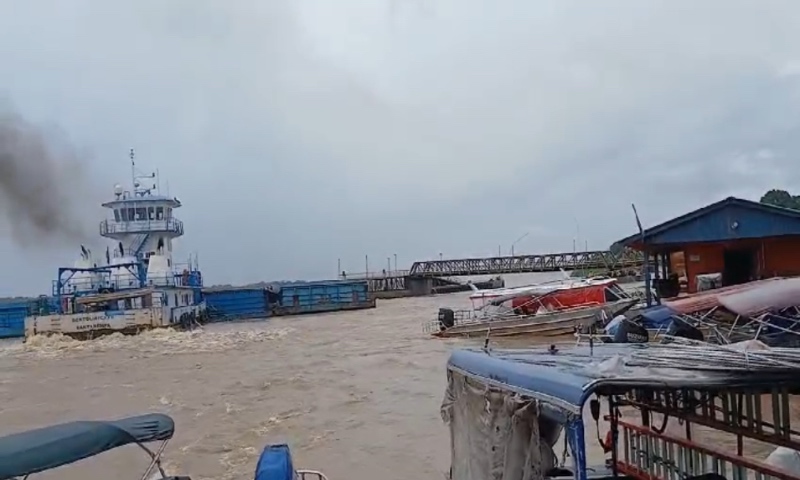 Balsa colide e arrasta plataforma portuária em Borba; veja vídeo