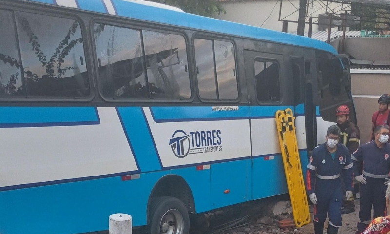 Ônibus desgovernado mata pedestre e deixa vários feridos em Manaus; veja vídeo