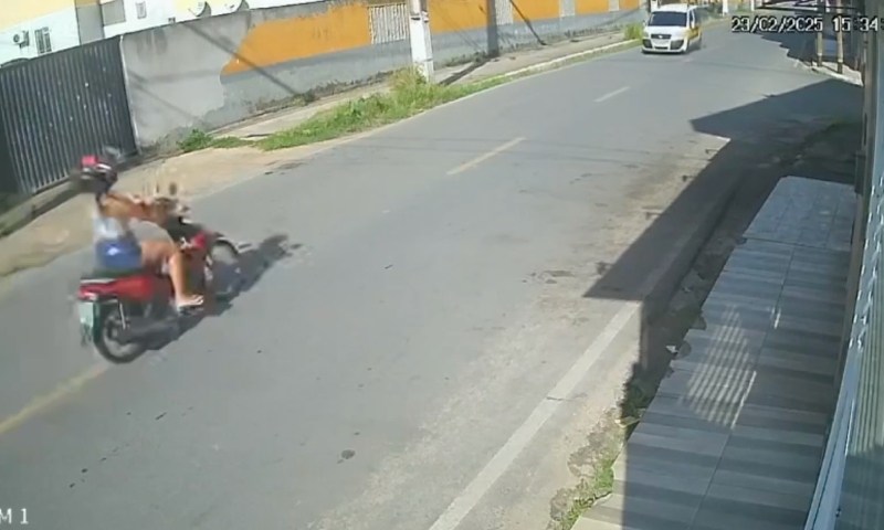 “Ela voou”: veja momento que motoqueira morre em grave acidente com condução escolar; veja vídeo