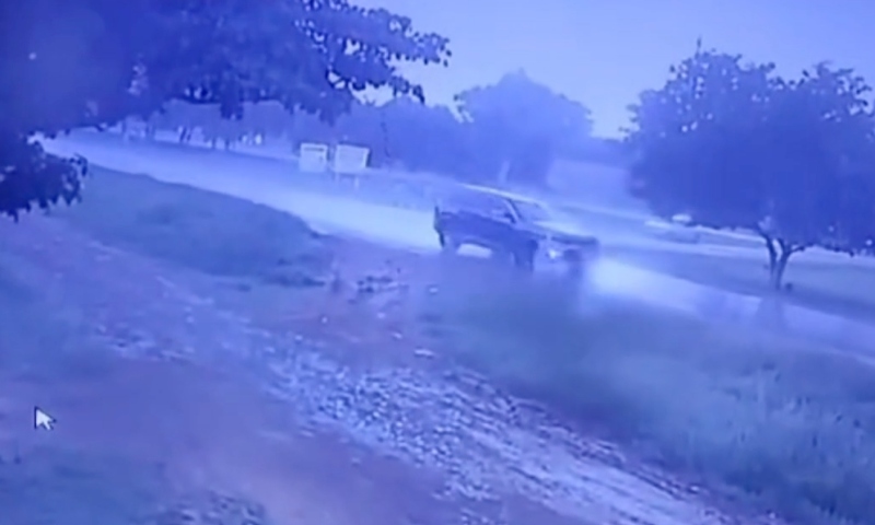 Acidente entre carro e moto deixa dois jovens mortos na estrada; veja vídeo