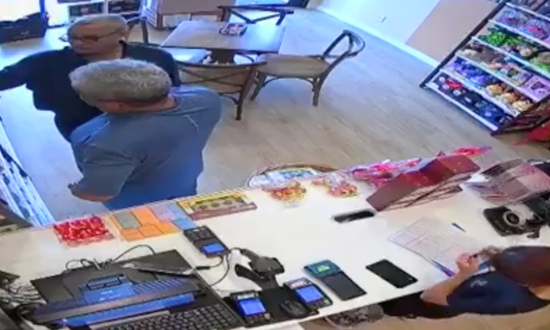 “Cabeças brancas” são flagrados roubando chocolates da Cacau Show para presentearem novinhas em Manaus; veja vídeo