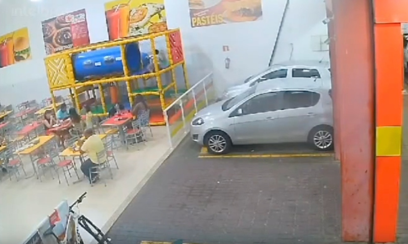 Revoltante: noiado invade lanchonete e ataca homem com pedra gigante; veja vídeo