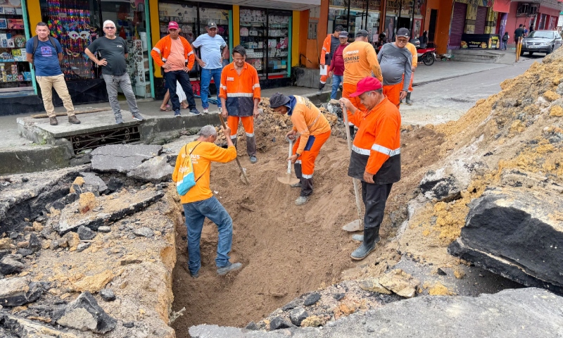 Prefeitura interdita rua do bairro Tancredo Neves para recuperar rede de drenagem profunda