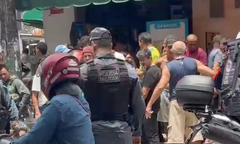 Urgente: homem é morto a facadas no meio da rua, no Coroado; veja vídeos