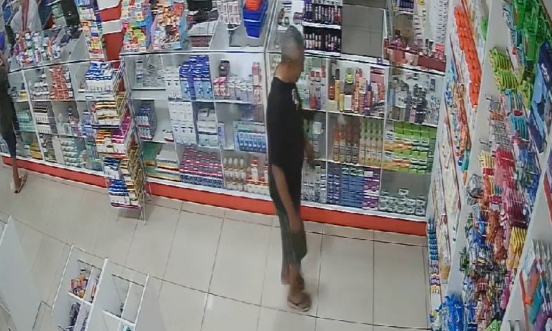Integrante do “Bonde dos Cabeça Branca” é flagrado furtando produto em drogaria de Manaus; veja vídeo