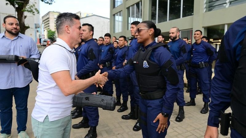 Prefeito David Almeida entrega armamento para 50 novos guardas municipais e fortalece segurança em Manaus