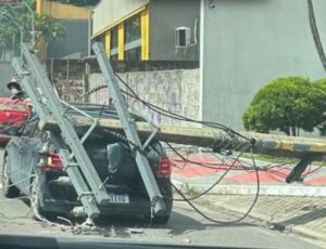 Urgente: poste cai sobre carro no conjunto Vieiralves; veja