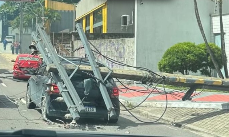 Urgente: poste cai sobre carro no conjunto Vieiralves; veja vídeo