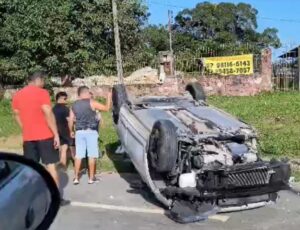 Carro capota na Avenida do Turismo, em Manaus; veja vídeo