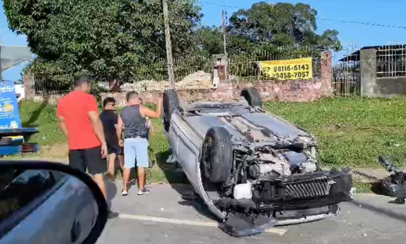 Carro capota na Avenida do Turismo, em Manaus; veja vídeo