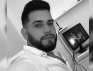 Luto: barbeiro morre em acidente após batida de moto em palco de Carnaval no Novo Israel; veja vídeo
