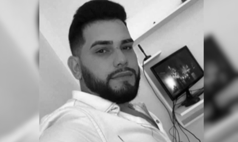 Luto: barbeiro morre em acidente após batida de moto em palco de Carnaval no Novo Israel; veja vídeo