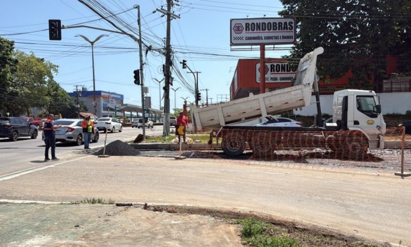 Prefeito em exercício Jander Lobato vistoria aplicação de asfalto na intervenção viária da avenida Max Teixeira