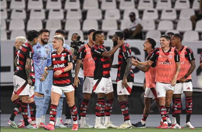 Flamengo vence Vasco e larga na frente na semifinal do Carioca