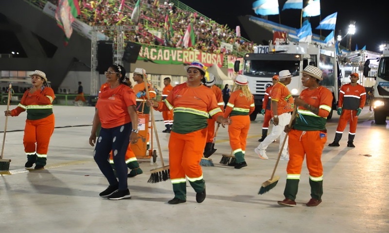 Prefeitura garante limpeza e reforça conscientização durante desfiles das escolas de samba em Manaus