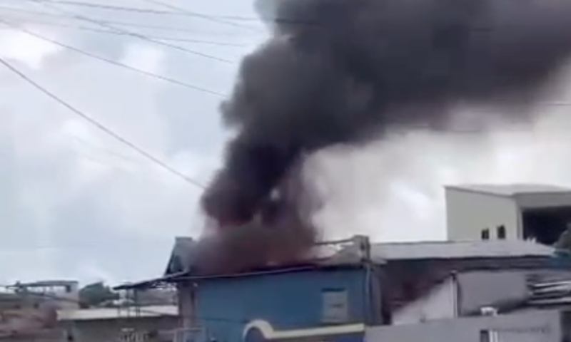 Incêndio de grandes proporções atinge casa na zona Leste de Manaus; veja vídeo