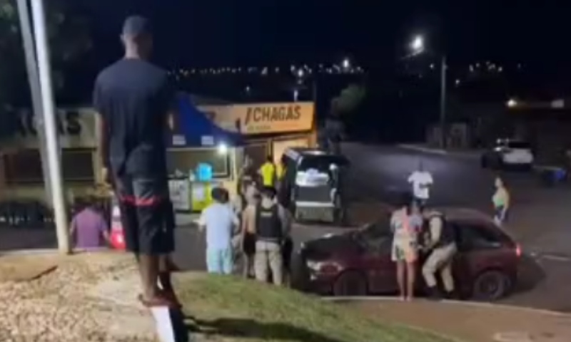 Tudo filmado: mulher é atingida no rosto por bala de borracha durante confusão no Carnaval