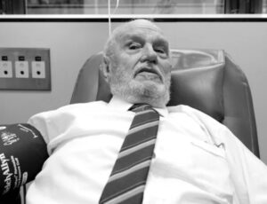 Homem com tipo sanguíneo raro que salvou 2 milhões de bebês morre aos 88 anos