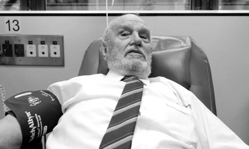 Homem com tipo sanguíneo raro que salvou 2 milhões de bebês morre aos 88 anos