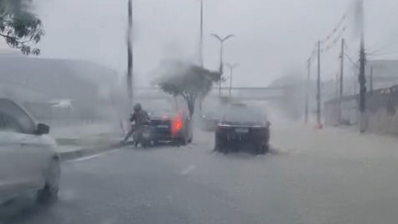 Temporal em Manaus: motorista registra Av. Constatino Nery completamente alagada