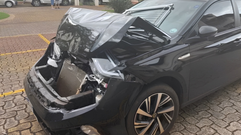 Briga por vaga de garagem em condomínio termina com carro destruído; veja vídeo