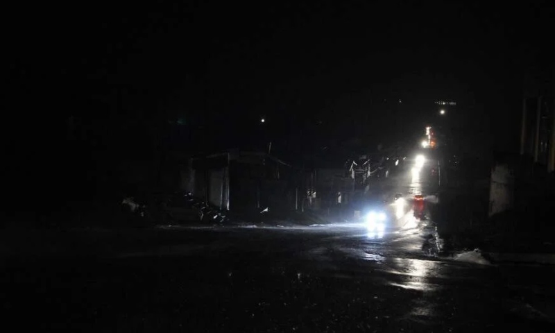 Sem luz e debaixo d’água: moradores de Manaus sofrem com falta de energia após forte temporal