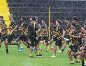 Jovens talentos do Amazonas FC treinam debaixo de temporal em Manaus