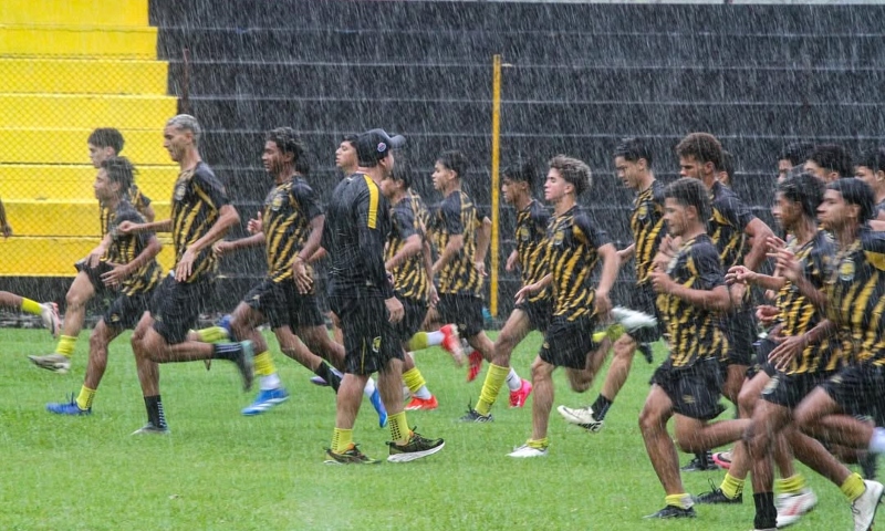 Jovens talentos do Amazonas FC treinam debaixo de temporal em Manaus