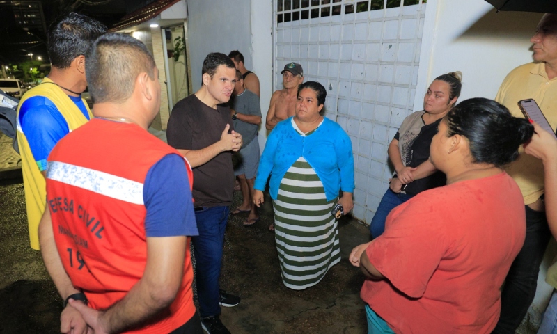 Prefeito de Manaus em exercício Renato Junior presta assistência a vítimas após desabamento de muro no bairro Praça 14