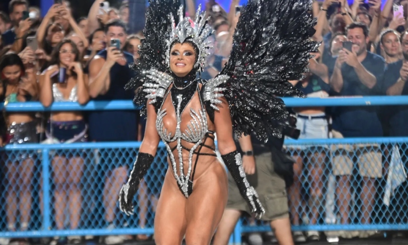 Viviane Araújo revela que deixou o filho com febre em casa para desfilar no Carnaval: “difícil”