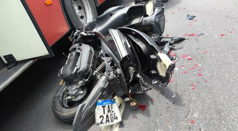 Motoqueira é arremessada contra ônibus durante acidente no Coroado