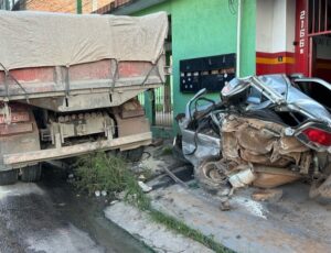 Livramento: motorista escapa de acidente após ter carro completamente destruído em Manaus; veja vídeo