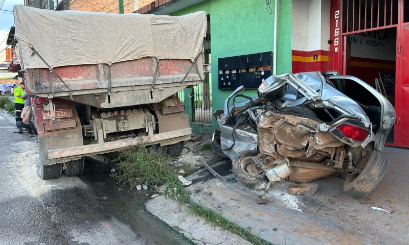 Livramento: motorista escapa de acidente após ter carro completamente destruído em Manaus; veja vídeo