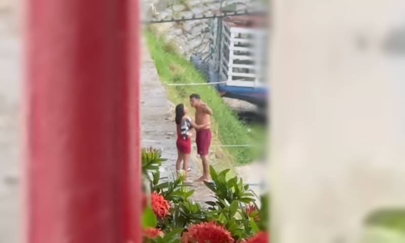 Casal apaixonado de Parintins cai de barranco e some no rio; veja vídeo