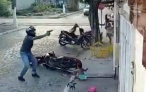 Bebê de 1 ano é abandonado pela mãe no meio de tiroteio; veja vídeo
