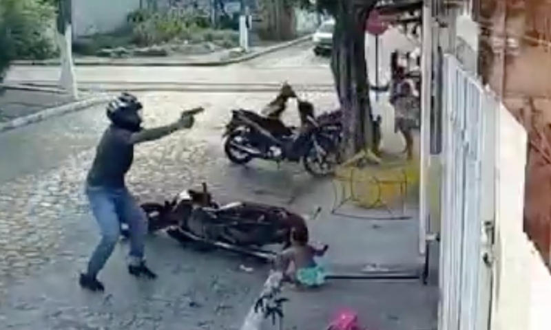 Bebê de 1 ano é abandonado pela mãe no meio de tiroteio; veja vídeo
