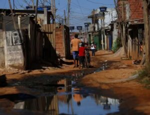 Mesmo com o Bolsa Família, mais de 1,3 milhões de famílias continuam abaixo da linha da pobreza no Brasil