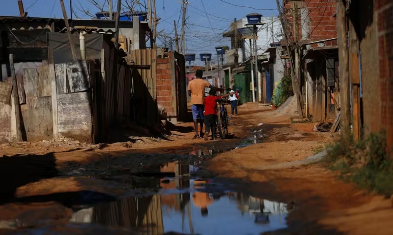 Mesmo com o Bolsa Família, mais de 1,3 milhões de famílias continuam abaixo da linha da pobreza no Brasil