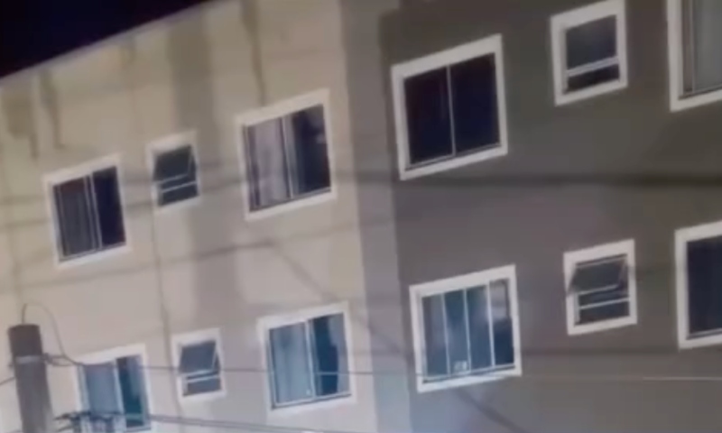 Vizinho se assusta com escândalo de casal dentro de condomínio: “Ela tá levando uma surra!”; veja vídeo