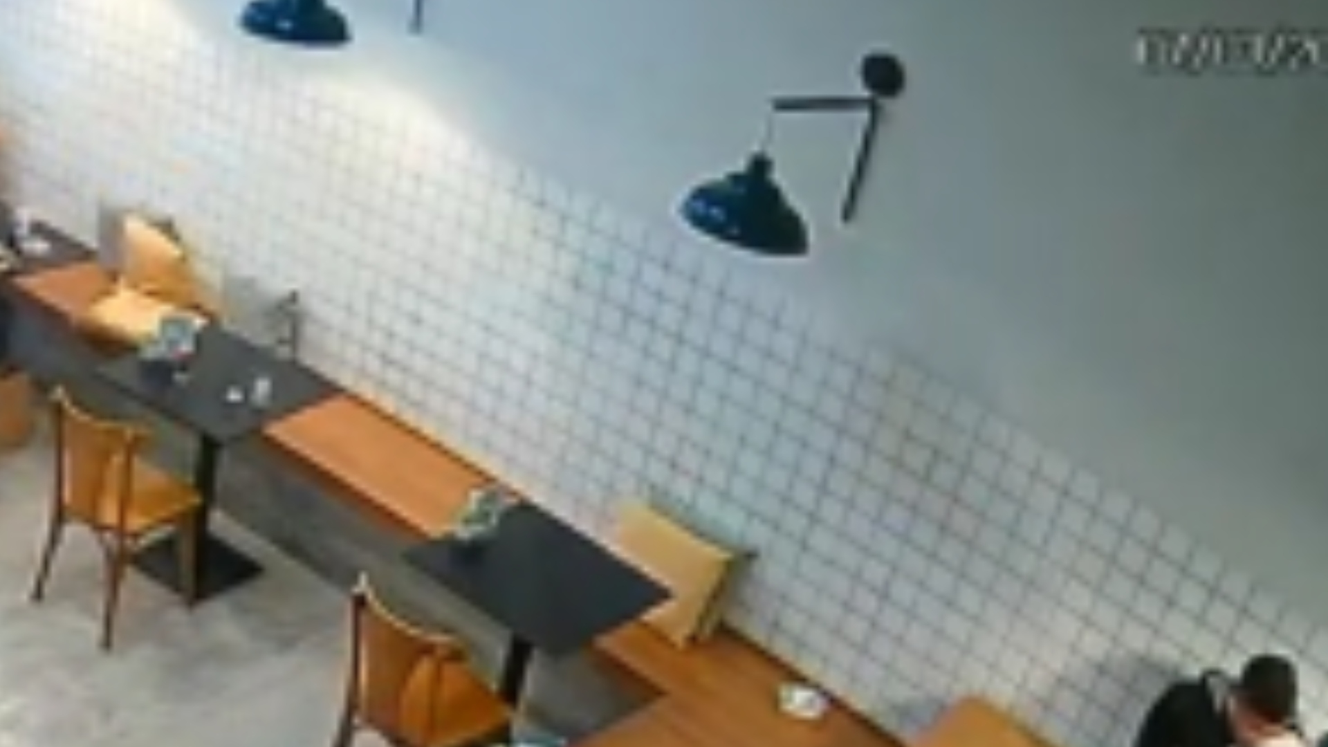 Vídeo mostra momento em que bandido atira em cliente durante assalto a padaria; veja